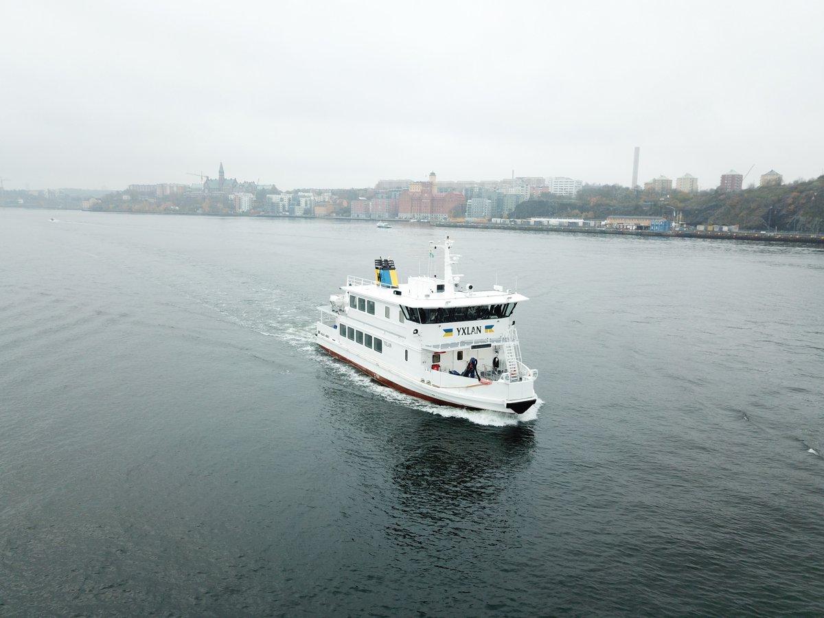 Fartyg vid namn Yxlan som navigerar längst med Stockholms innerstad.