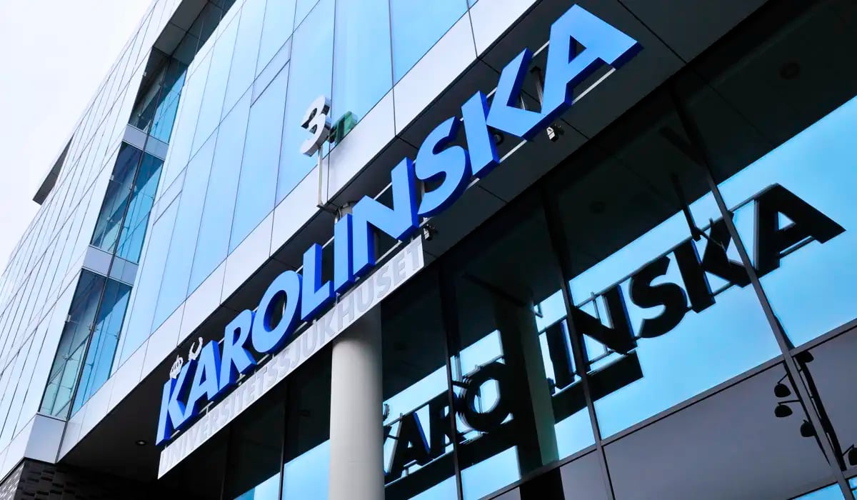 Sjukhusbyggnad glasfasad Karolinska i blått