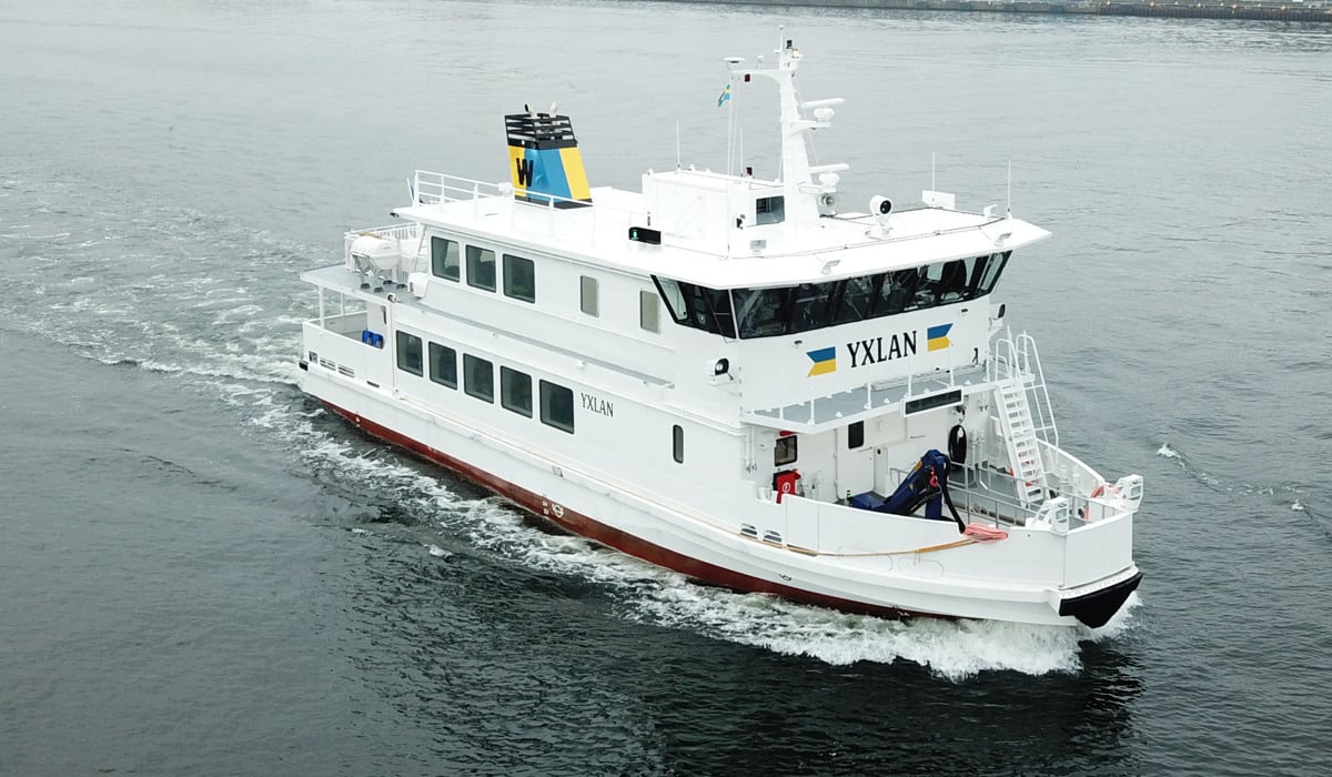 Fartyg vid namn Yxlan som navigerar längst med Stockholms innerstad.