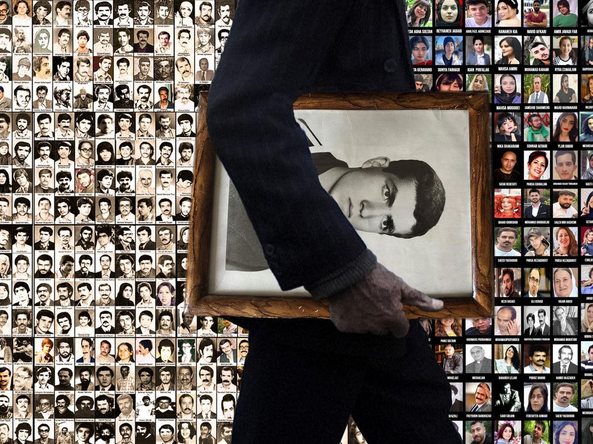 Närbild på persons överkropp från sidan. Personen bär på ett inramat porträtt av en ung man. I bakgrunden ett kollage av många små porträttbilder.