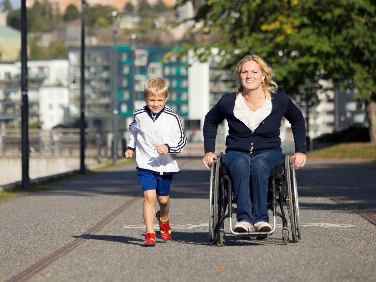 Foto på ett barn som springer och en kvinna som sitter i rullstol.