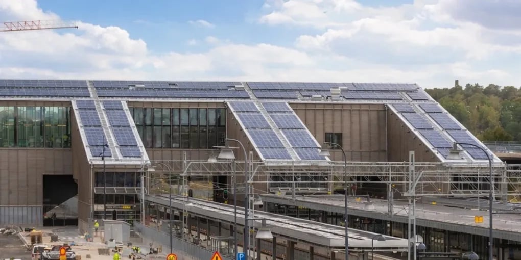 Barkarby nya stationshus med solceller.