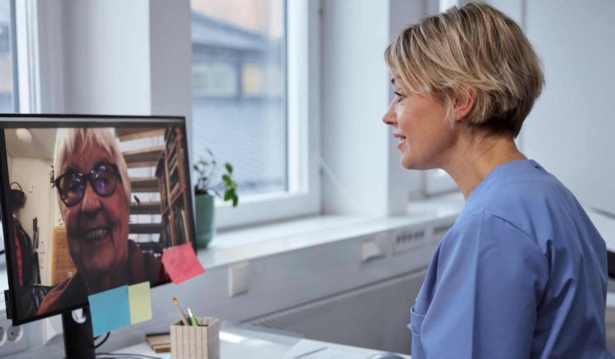 Läkare har videosamtal med patient