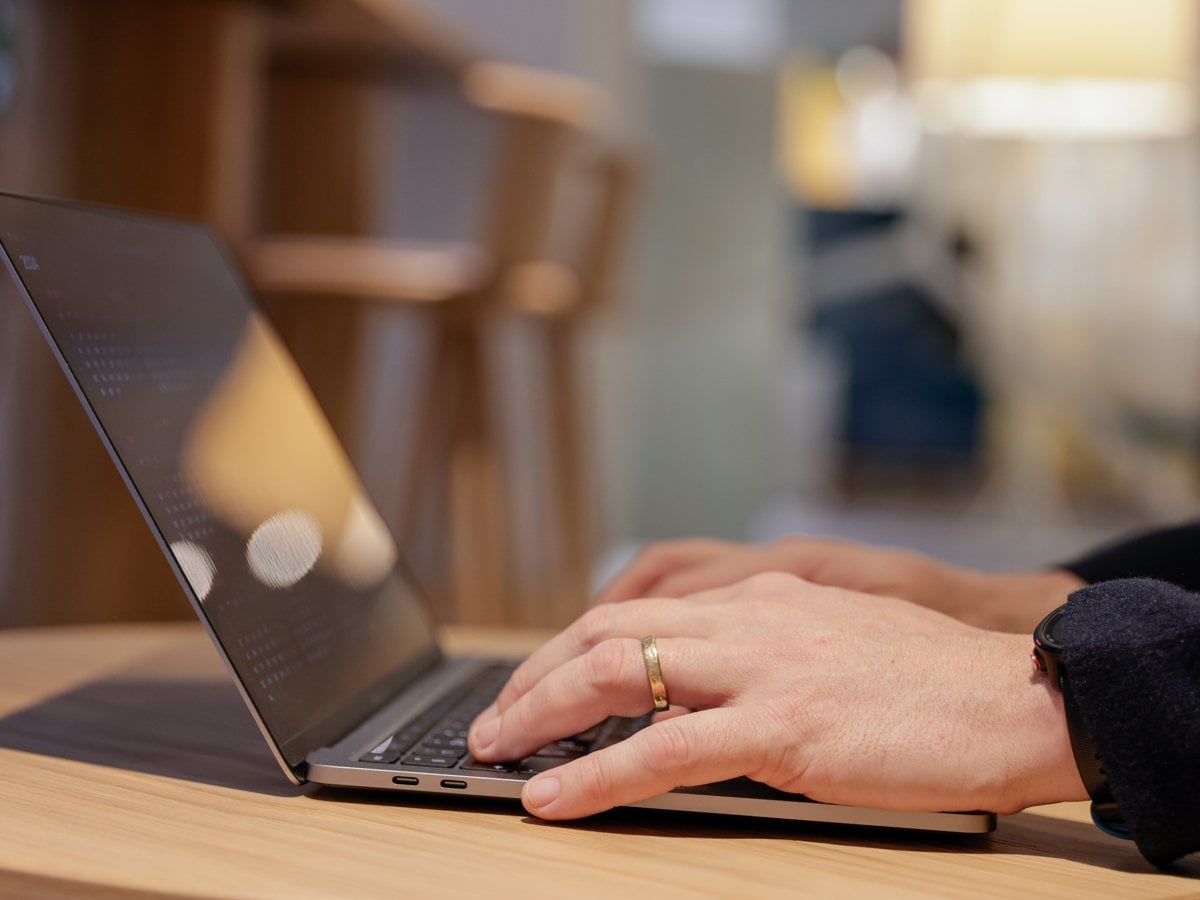 Händer som skriver på ett tangentbord