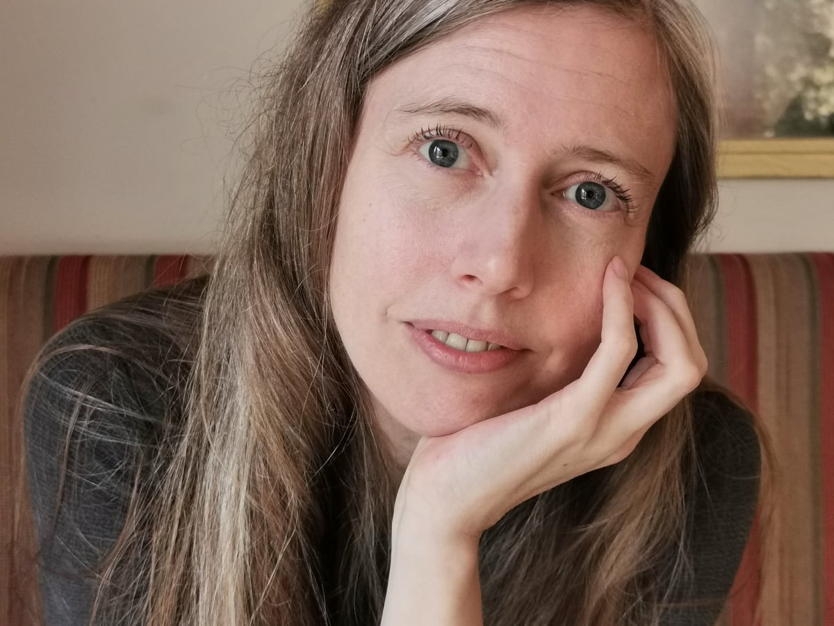 Emma Lundenmark vilar huvudet i ena handen.