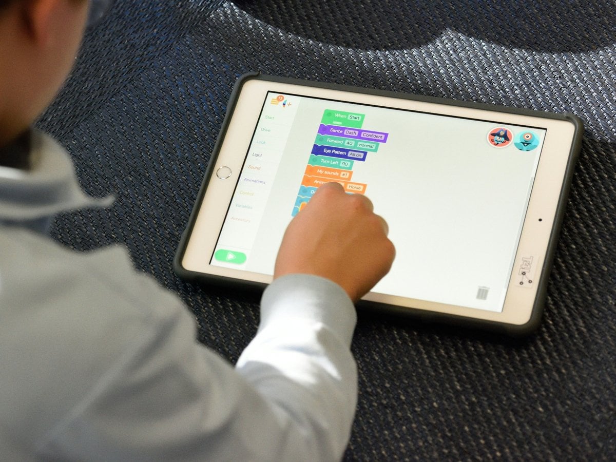 Hand som pekar på en ipad.