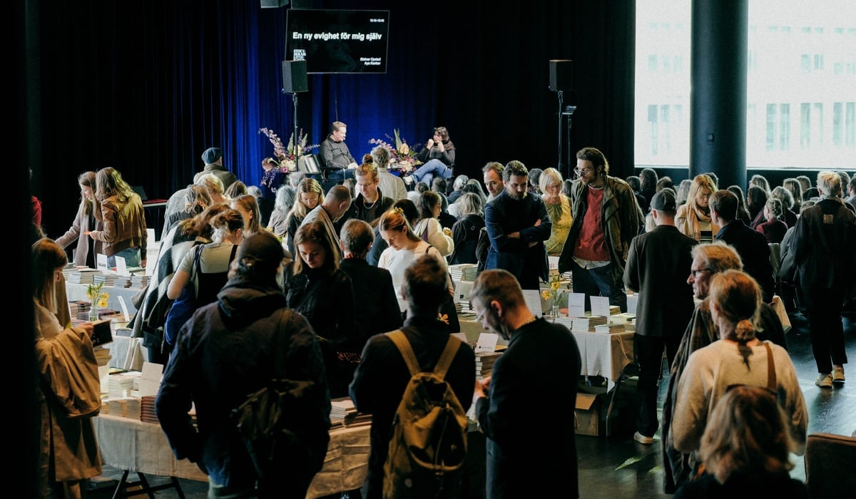 En stor grupp människor som står i ett rum.