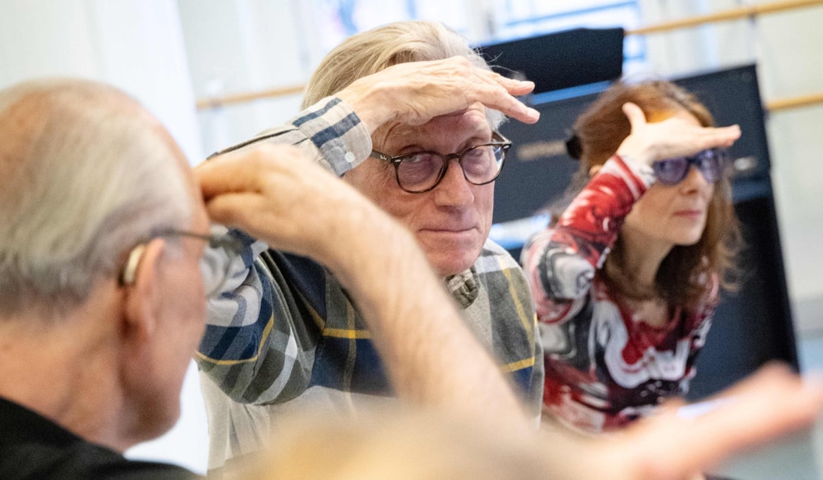 Fyra personer med handen lyft i panna.