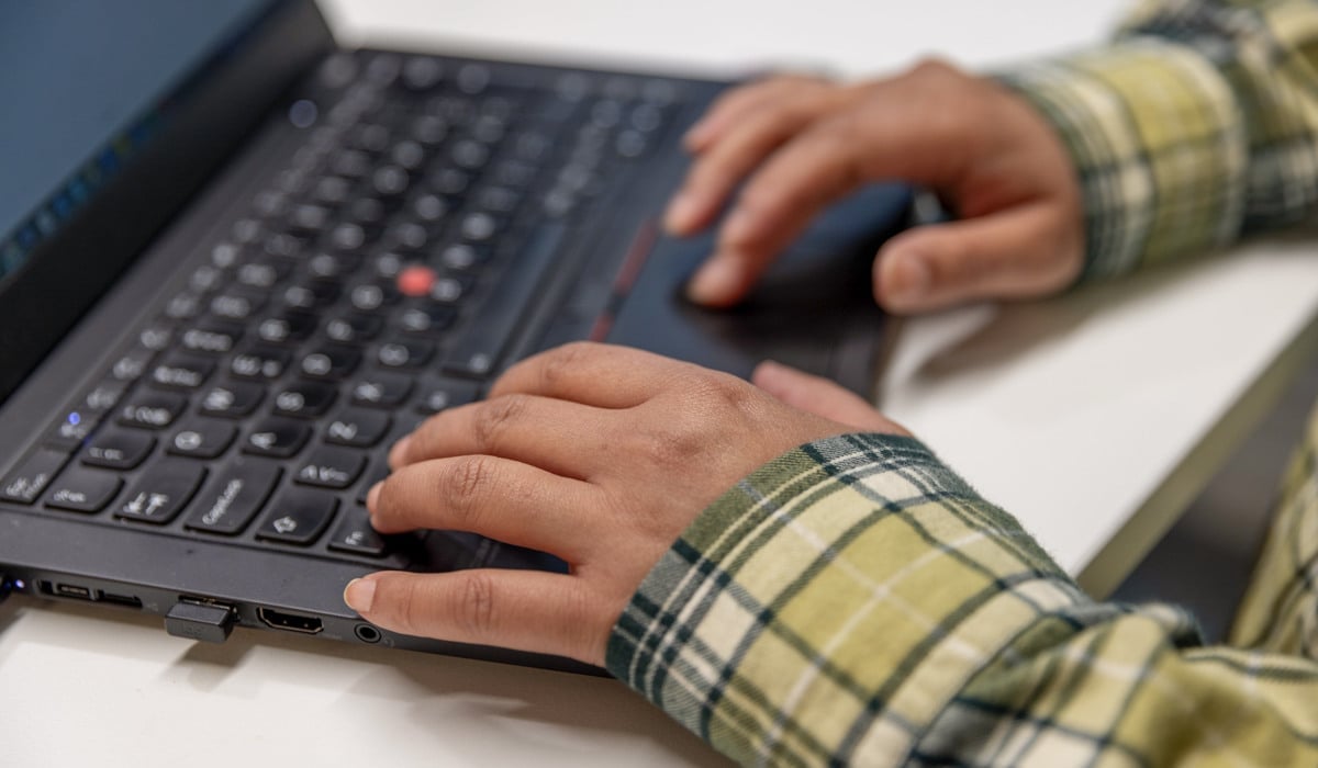 Händer som skriver på dator