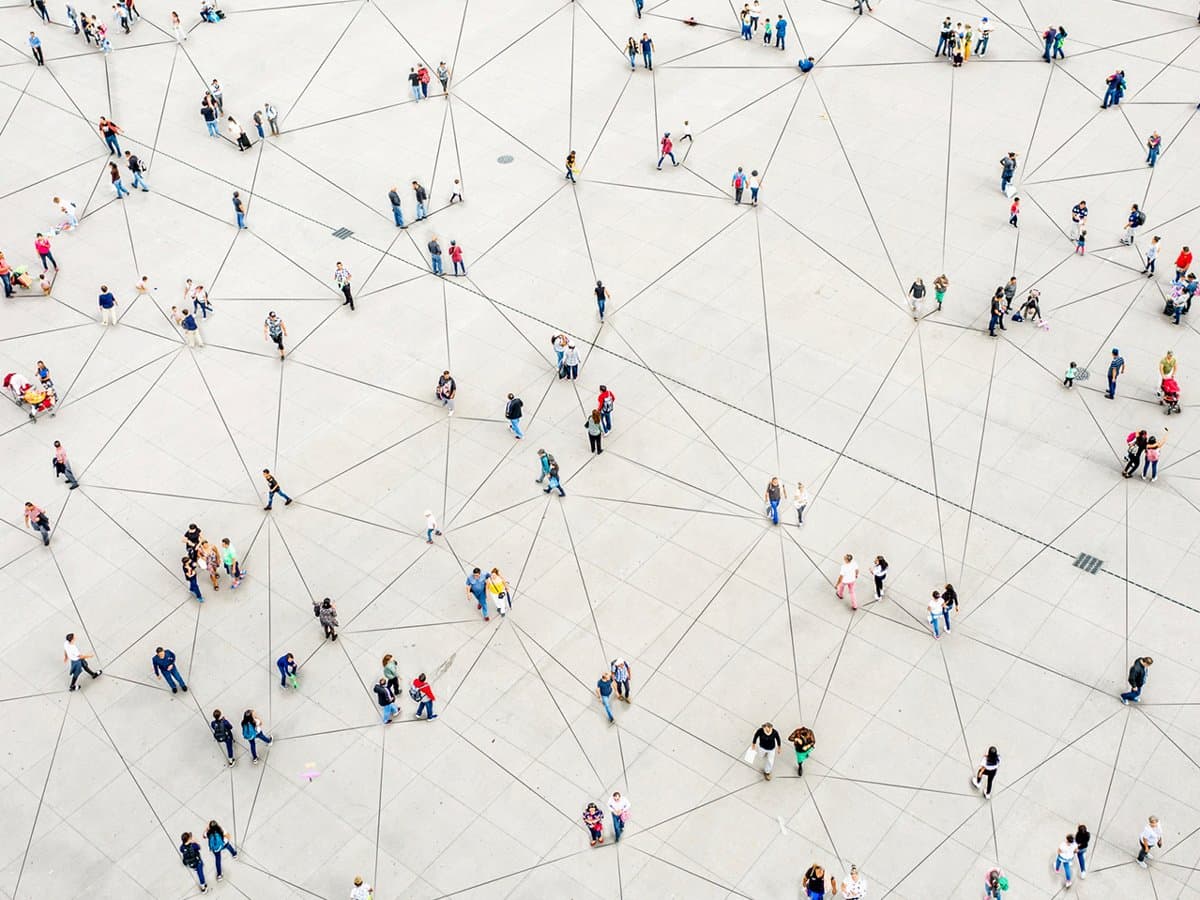 Flygfoto över människor som rör sig på en stor yta. Streck är dragna mellan människorna, som ett spindelnät.