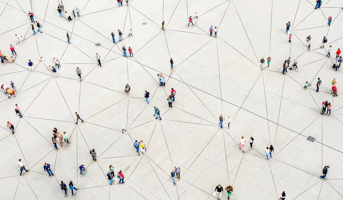 Flygfoto över människor som rör sig på en stor yta. Streck är dragna mellan människorna, som ett spindelnät.