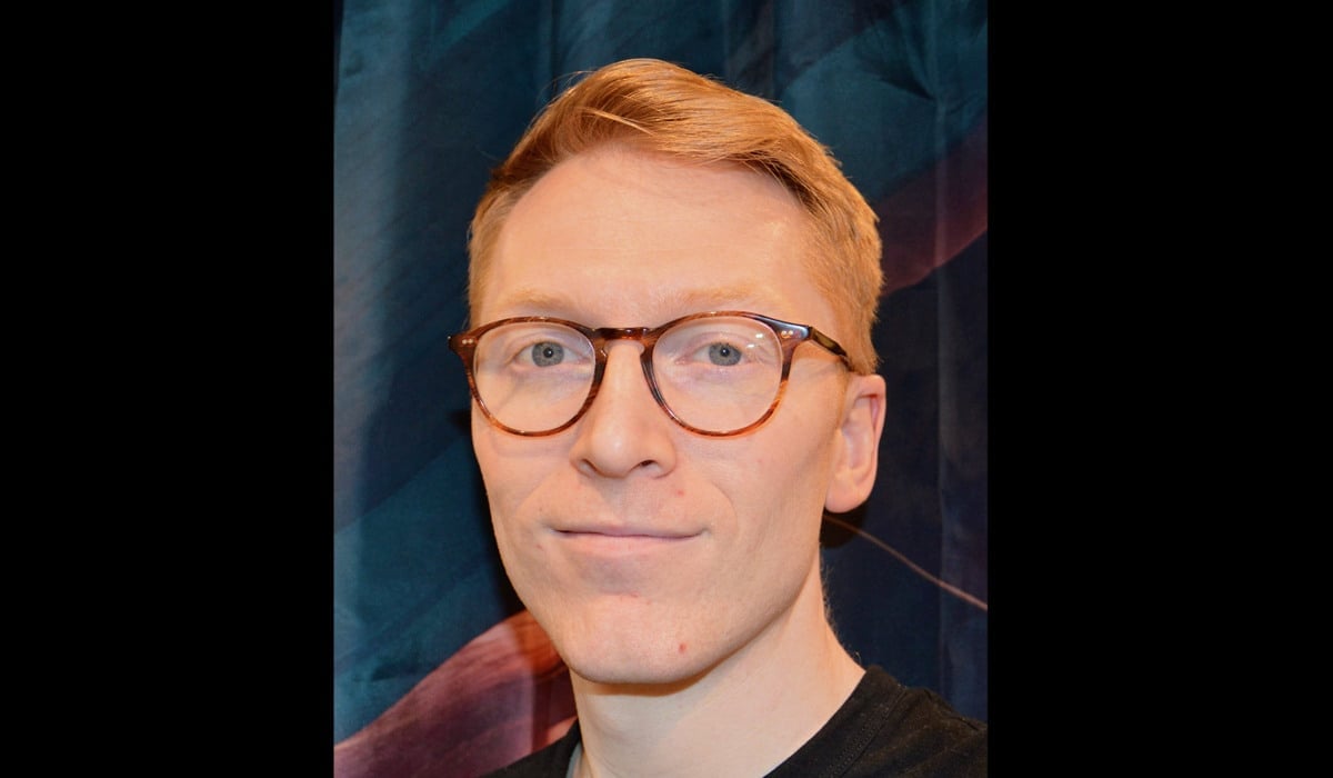 Man i svart tröja.