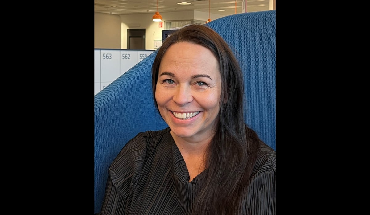 Kvinna i svart blus.