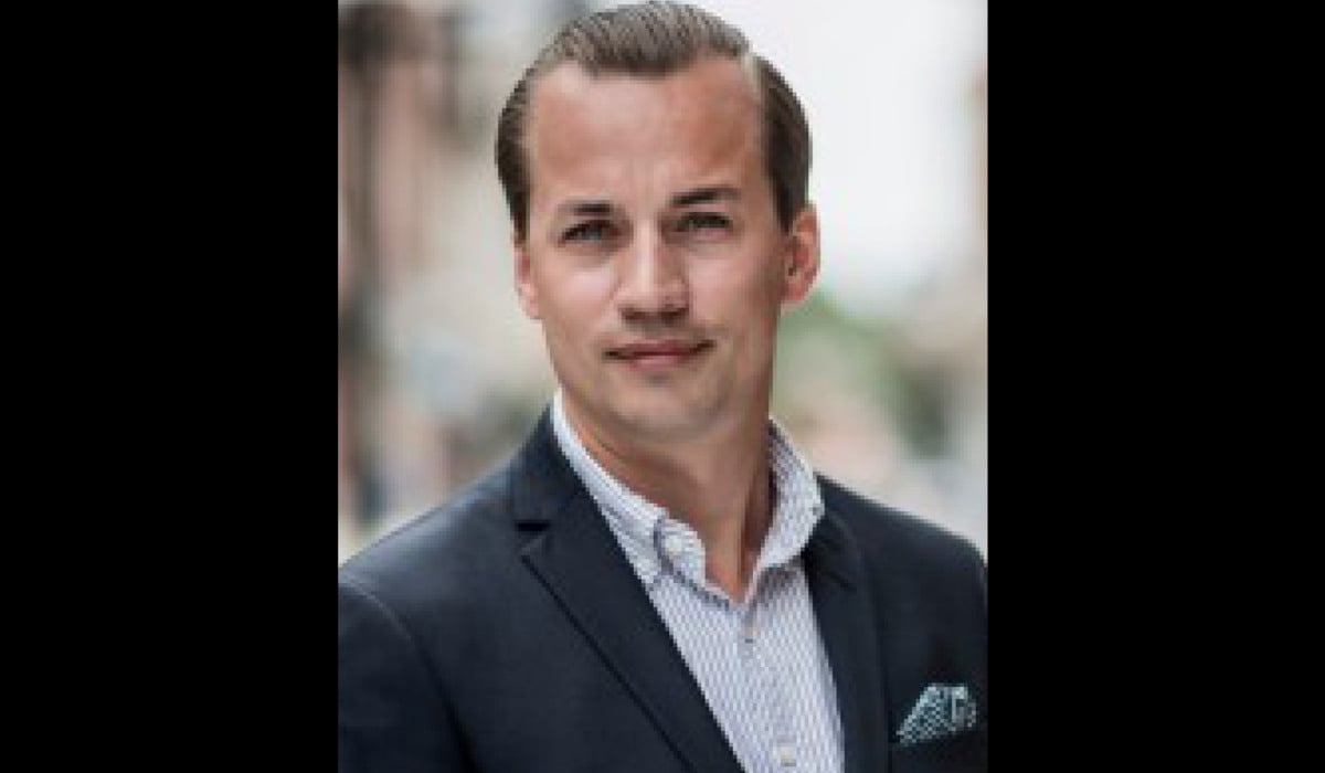 Man i skjorta och kavaj.