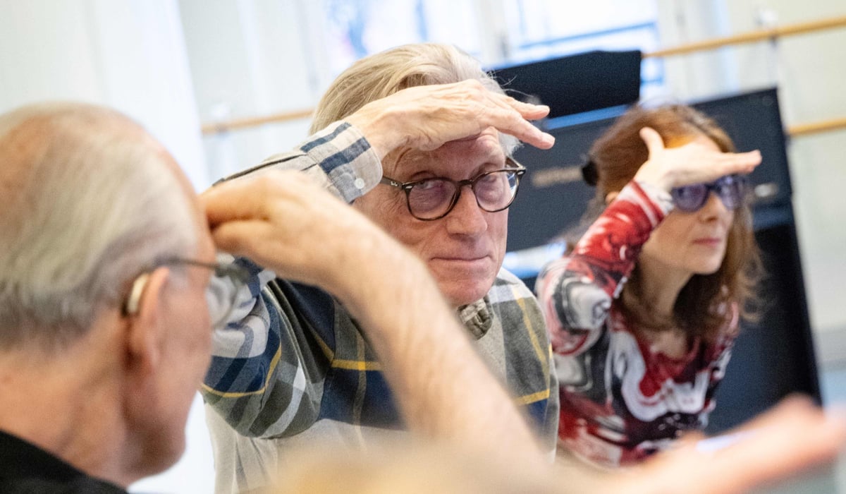 Fyra personer med handen lyft i panna.