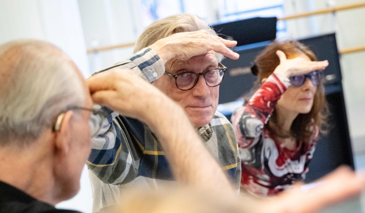 Fyra personer med handen lyft i panna.