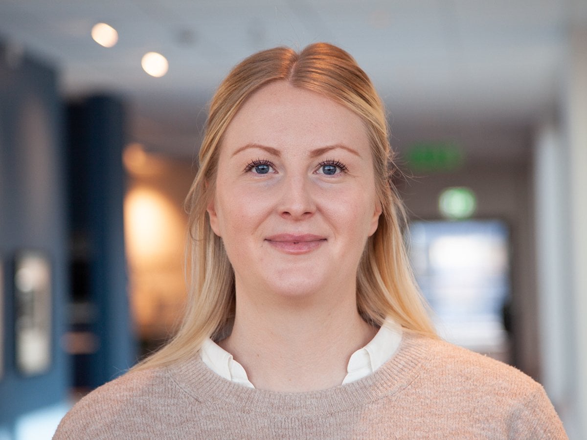 Porträttfoto på Emma, objektspecialist på Serviceförvaltningen i Region Stockholm
