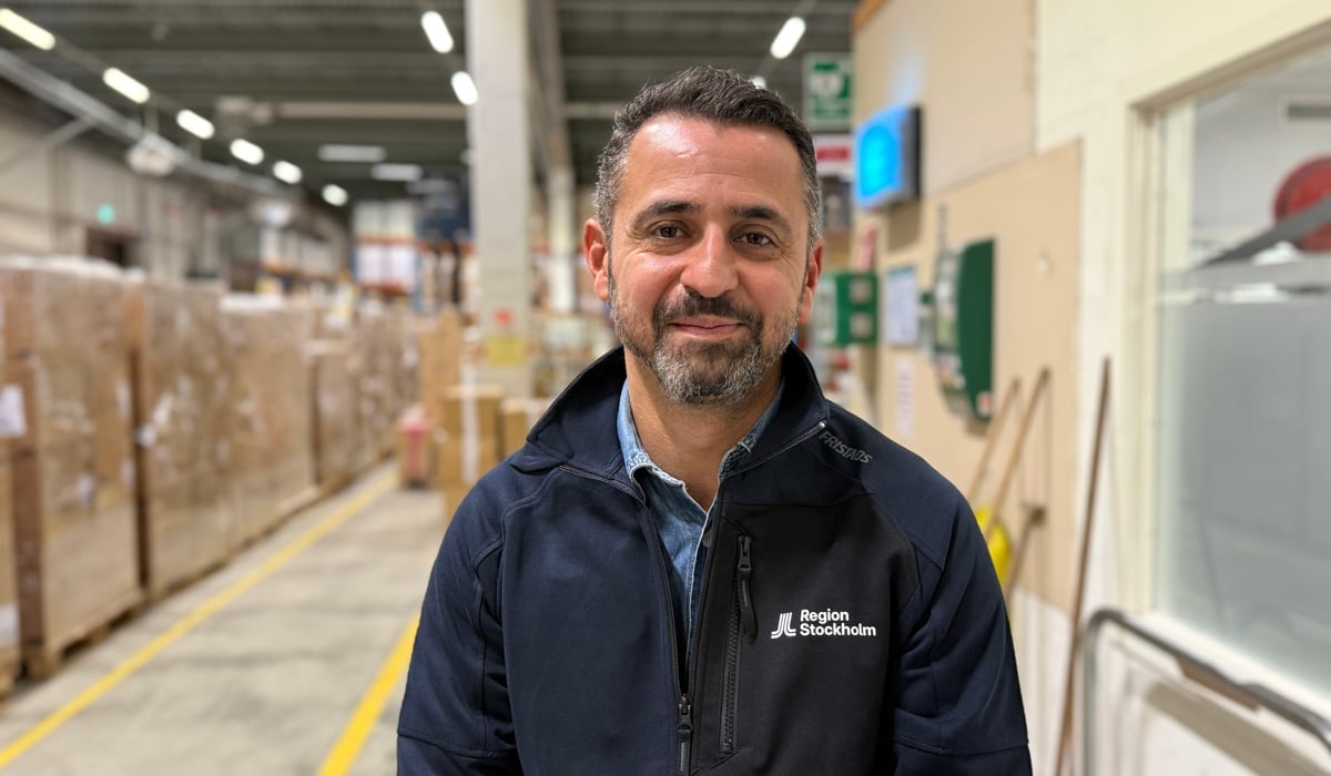 En man står i en lagerlokal.