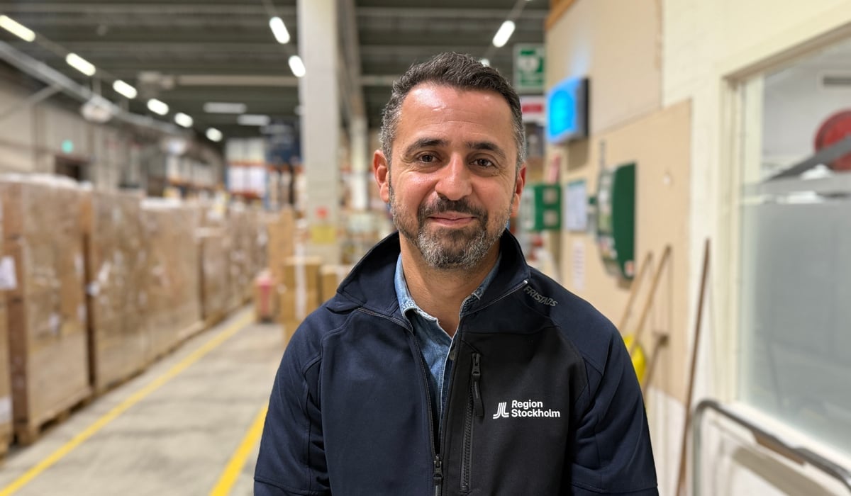 En man står i en lagerlokal.