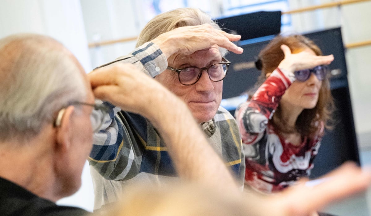 Fyra personer med handen lyft i panna.