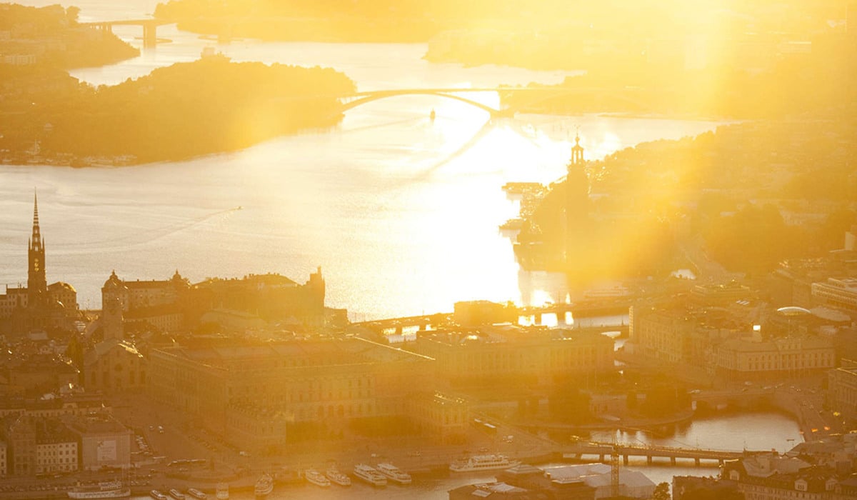 Stockholm från luften starkt motljus