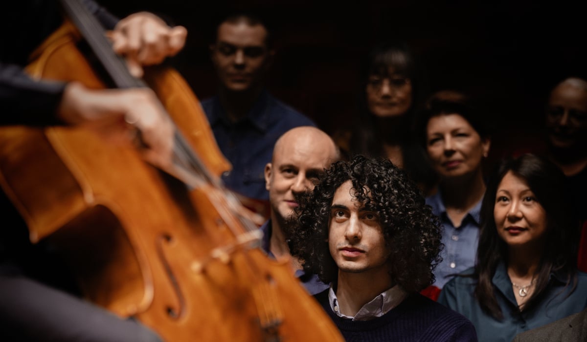 En grupp människor som står bredvid varandra.