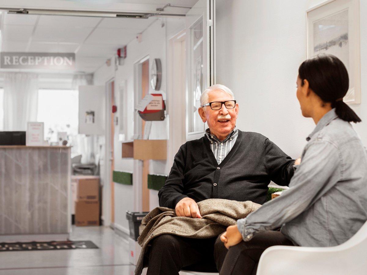 Patienter i väntrum, en äldre man och en kvinna