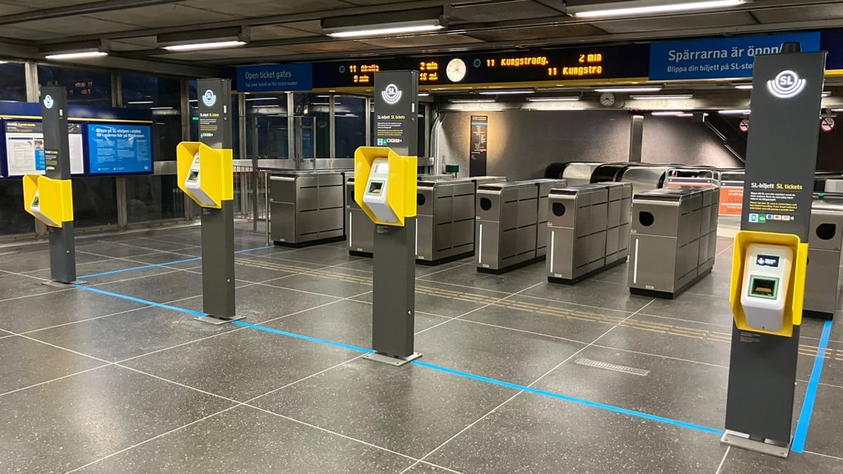 En rad med gula betalstolpar vid en öppen spärrlinje i Näckrosens tunnelbanestation.