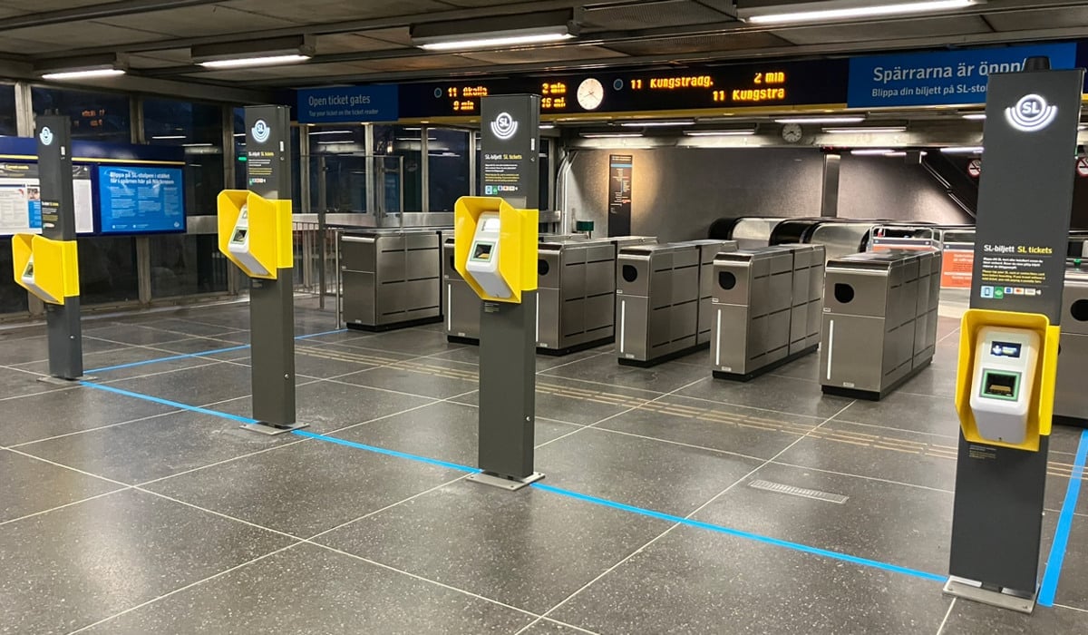 En rad med gula betalstolpar vid en öppen spärrlinje i Näckrosens tunnelbanestation.