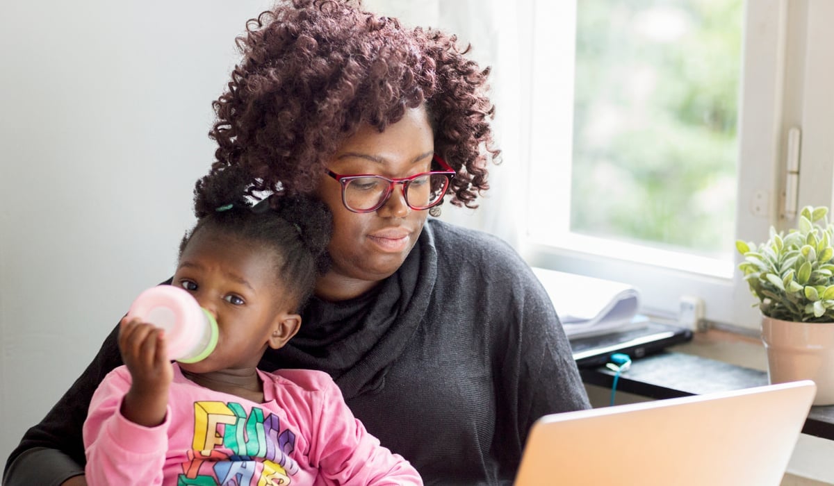 Mamma med sitt barn i famnen