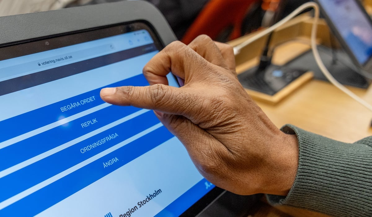 En man pekar på en datorskärm