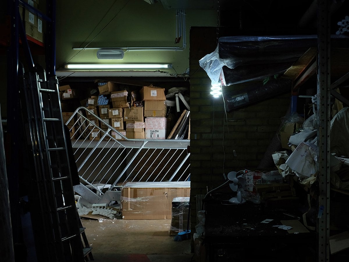 Filmruta av butiksförråd.