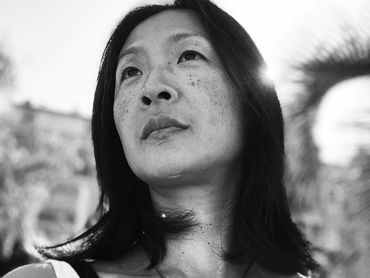 Ting tittar upp mot himlen.