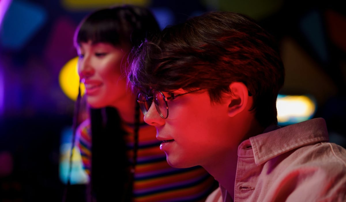 Några ungdomar som sitter bredvid varandra.