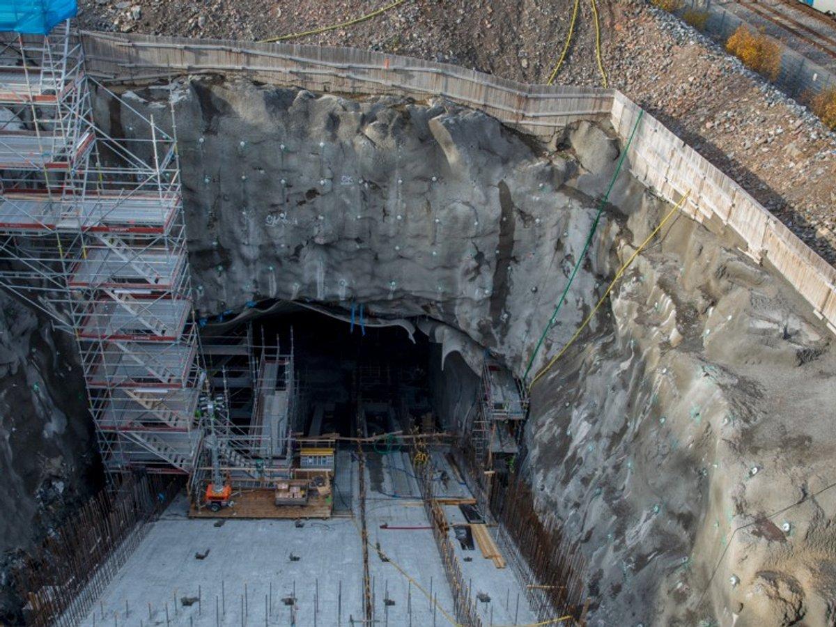 Ingång till en underjordisk tunnel vid en större byggarbetsplats