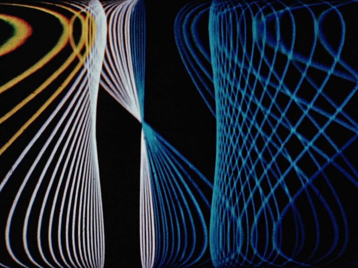 Rutmönster som böljar mot mörk bakgrund -en stillbild från en konstfilm.