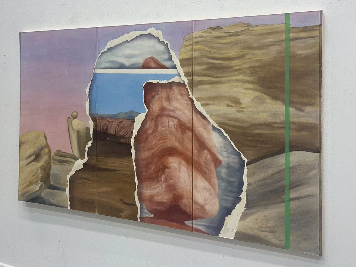 Målning Bone Dust i pastellfärger med motiv olika klippstenar. I mitten en reva i olika papper som är en illusion.