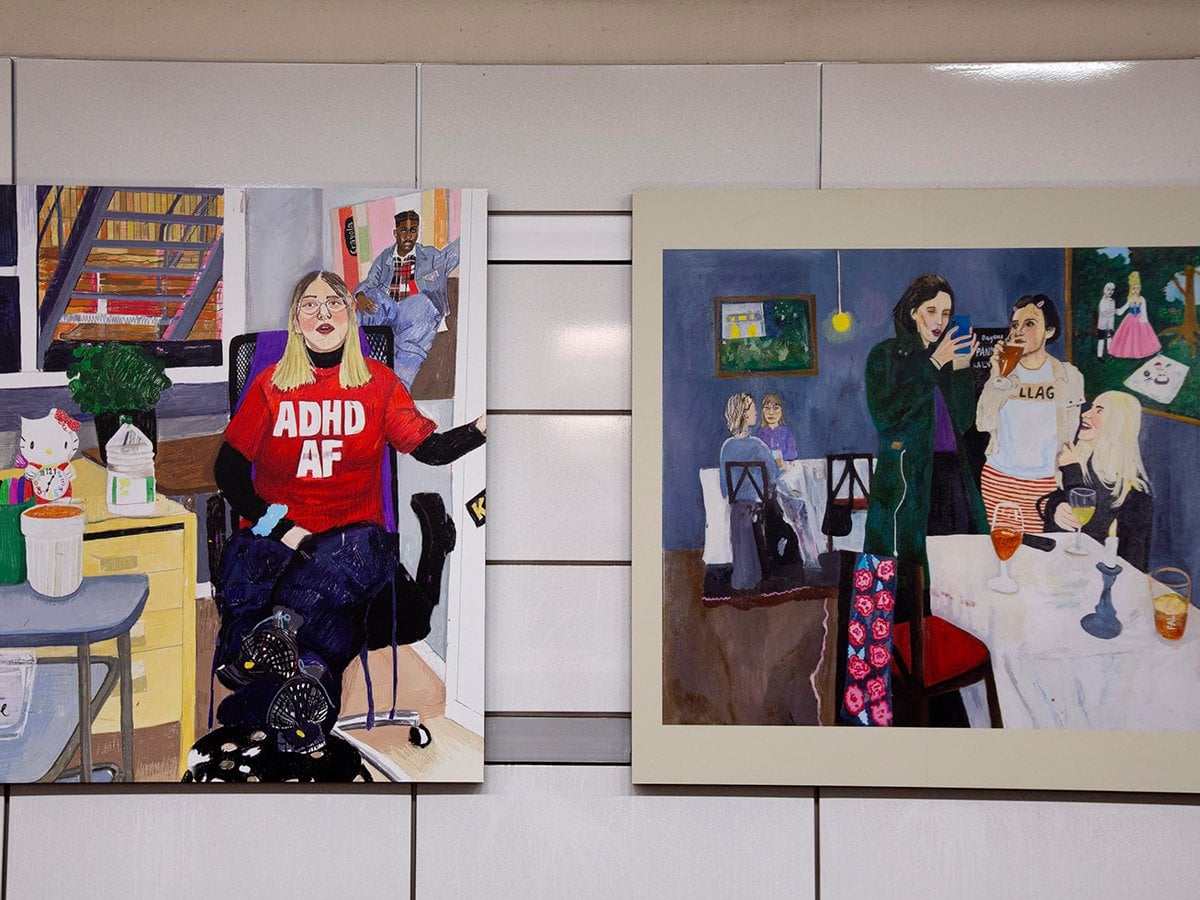 Två målningar i tunnelbanan. Motiven är människor i vardagssituationer.