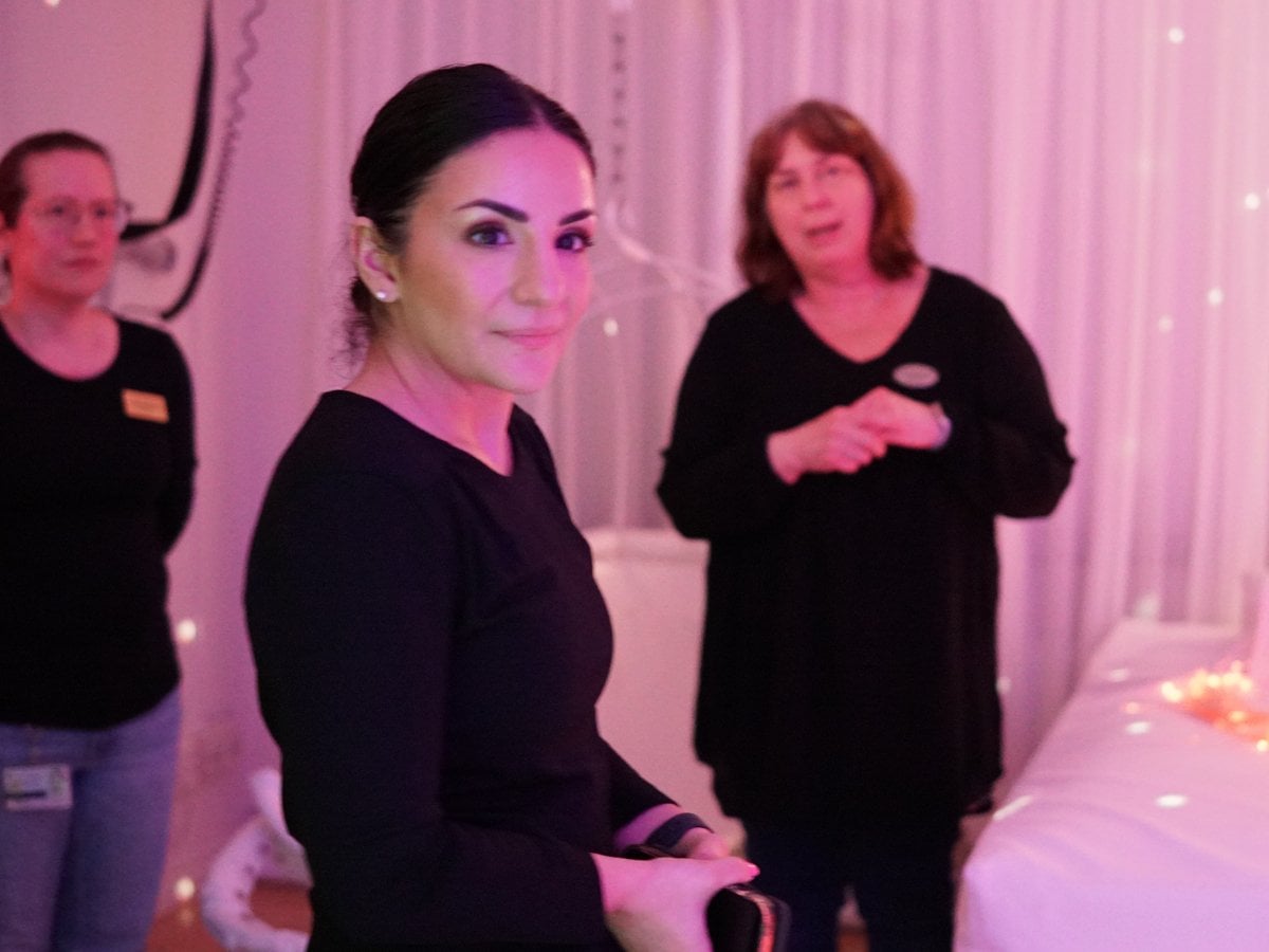 Kulturminister Parisa Liljestrand framför personal i ett sinnesrum.