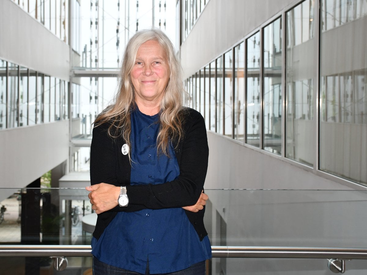 Marja-Leena i glasad kontorshall.