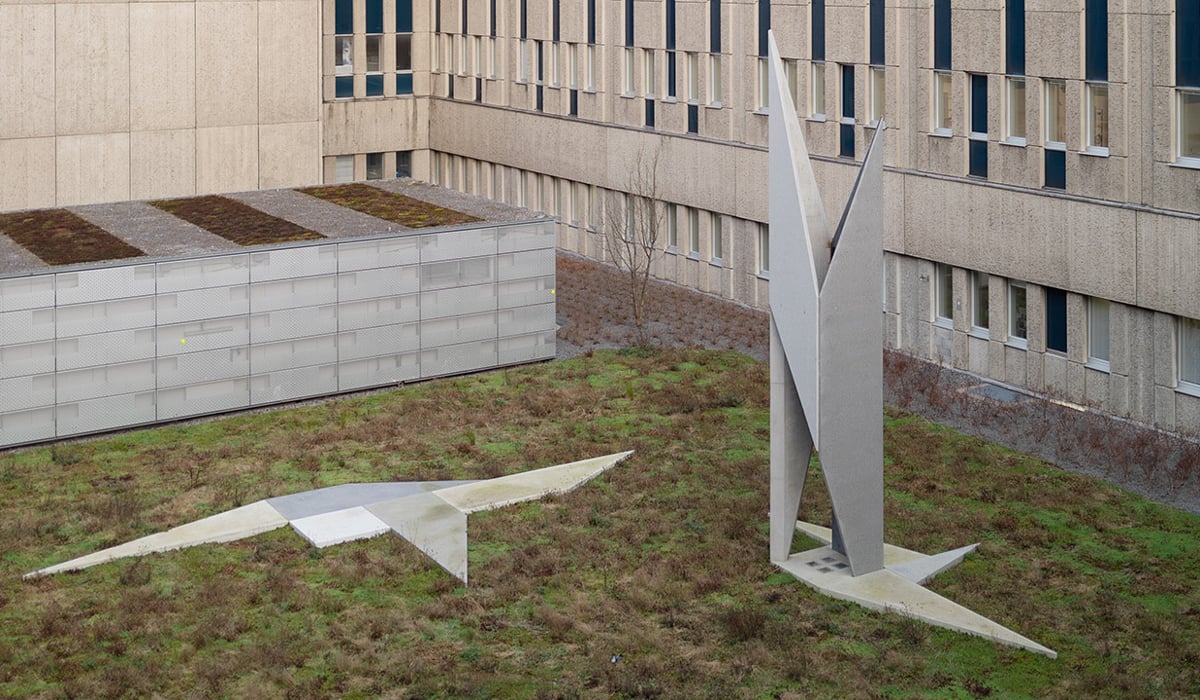 Skulptur på gård utanför Huddinge sjukhus.