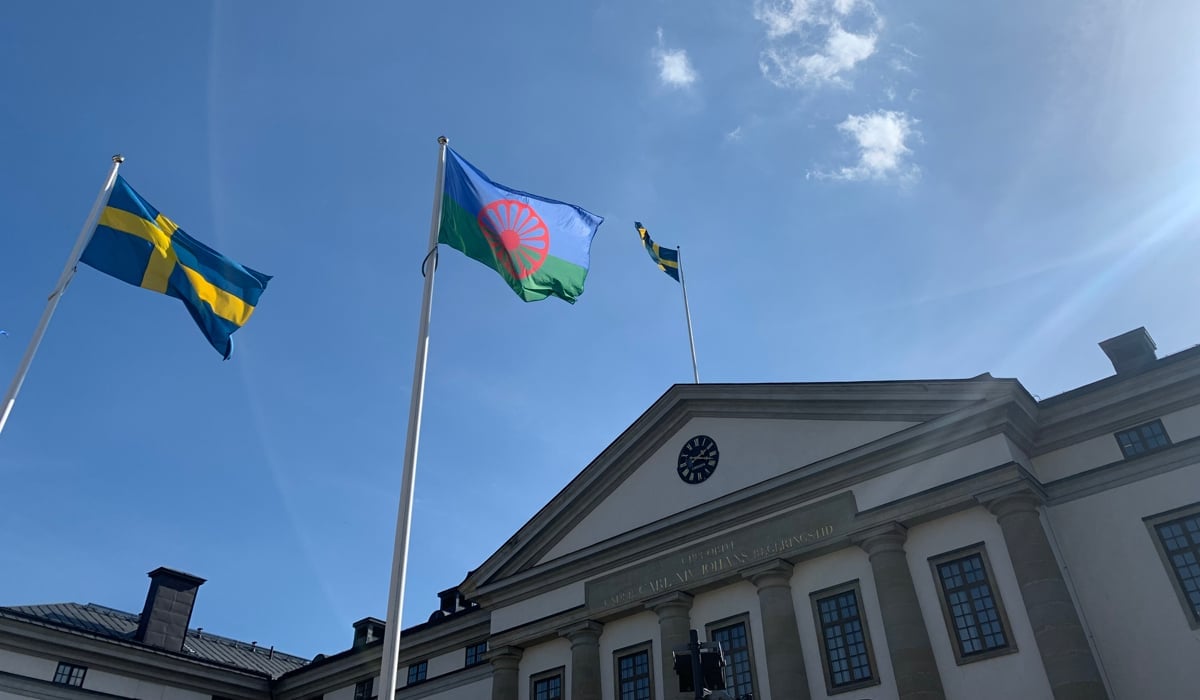 Den romska flaggan vajar tillsammans med den svenska framför landstingshuset i Stockholm.