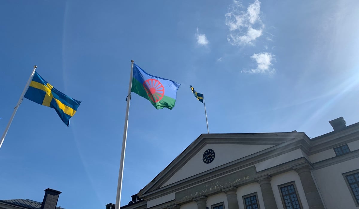 Den romska flaggan vajar tillsammans med den svenska framför landstingshuset i Stockholm.