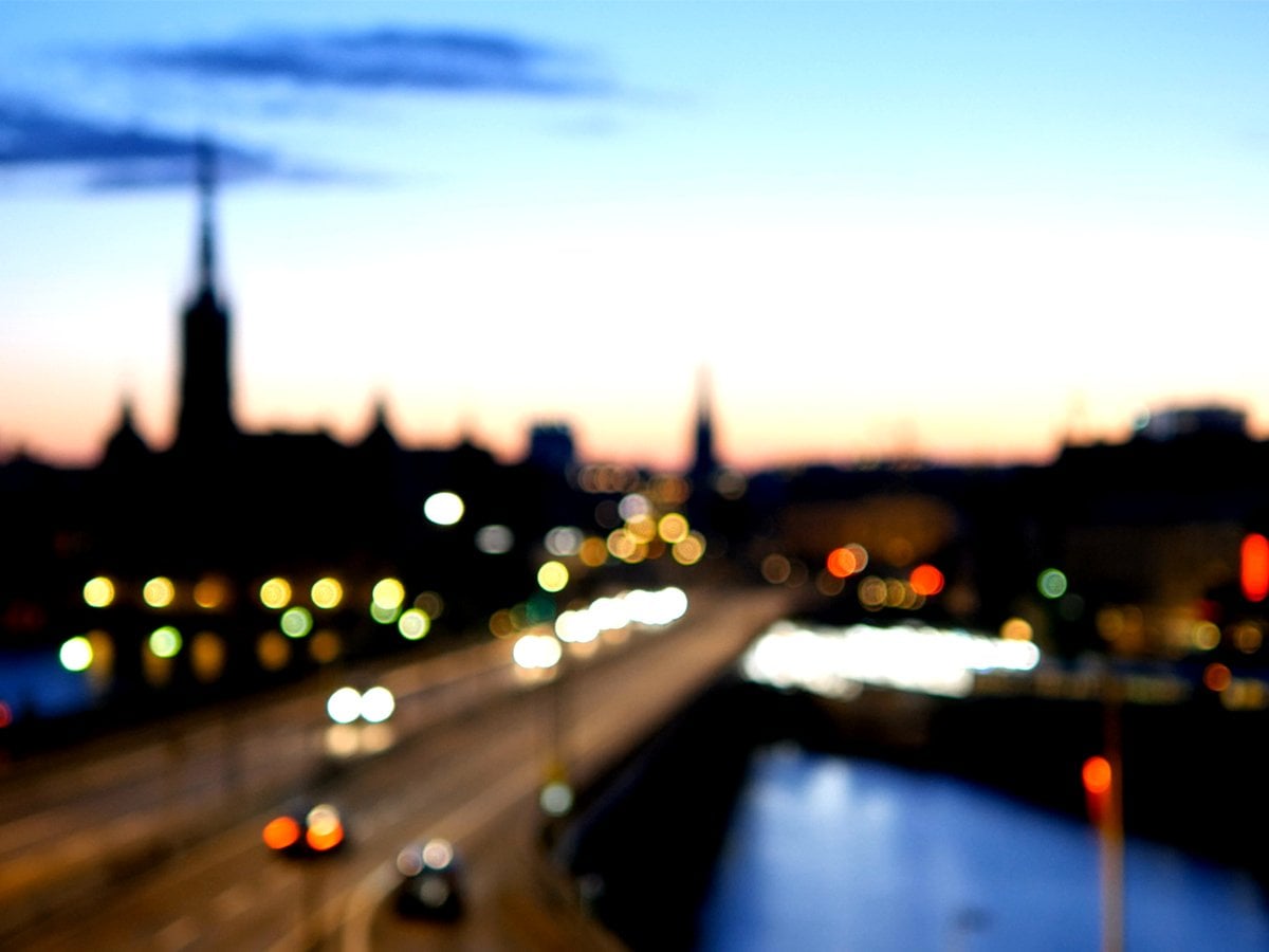Suddig bild på stockholms skyline i skymning