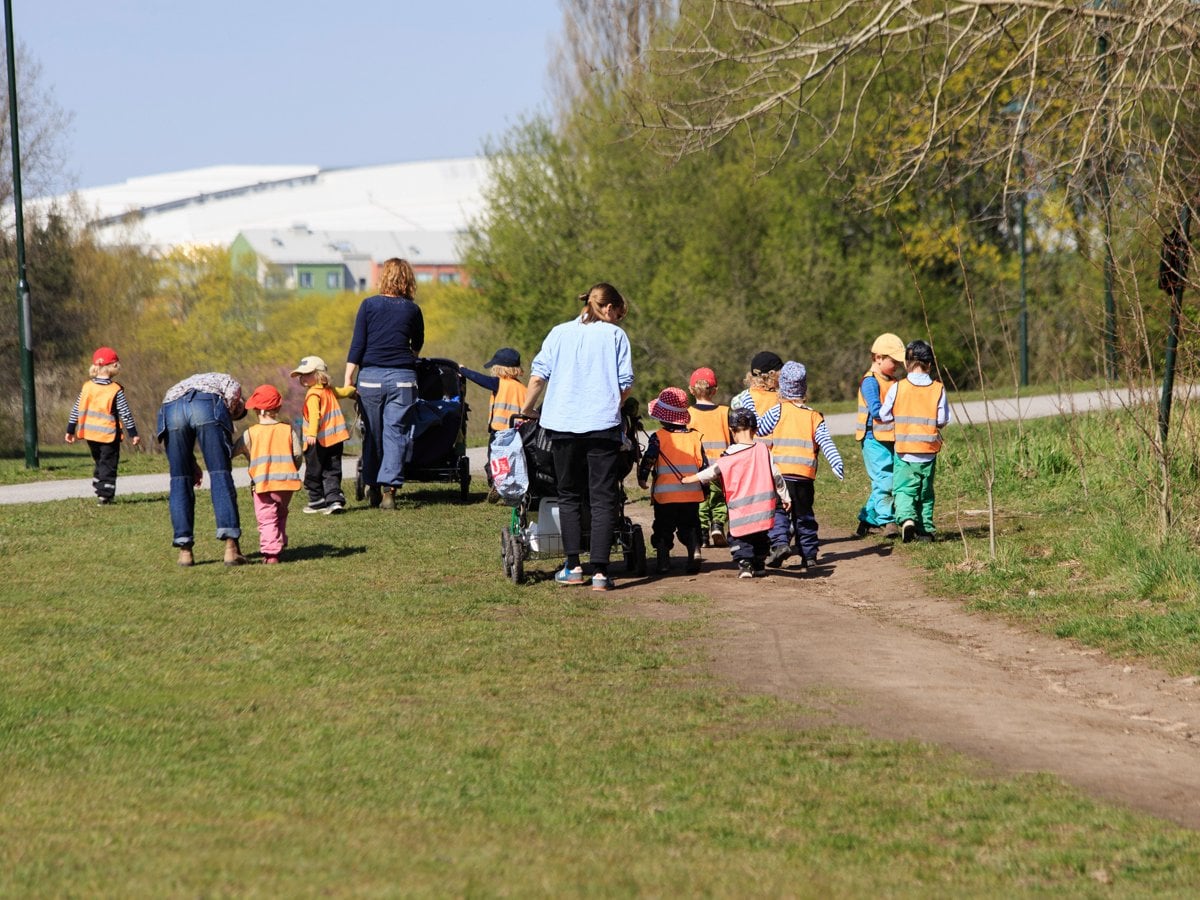 Förskolebarn på vårpromenad