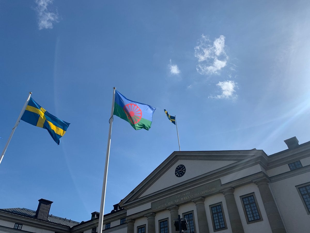 Den romska flaggan vajar tillsammans med den svenska framför Landstingshuset i Stockholm.