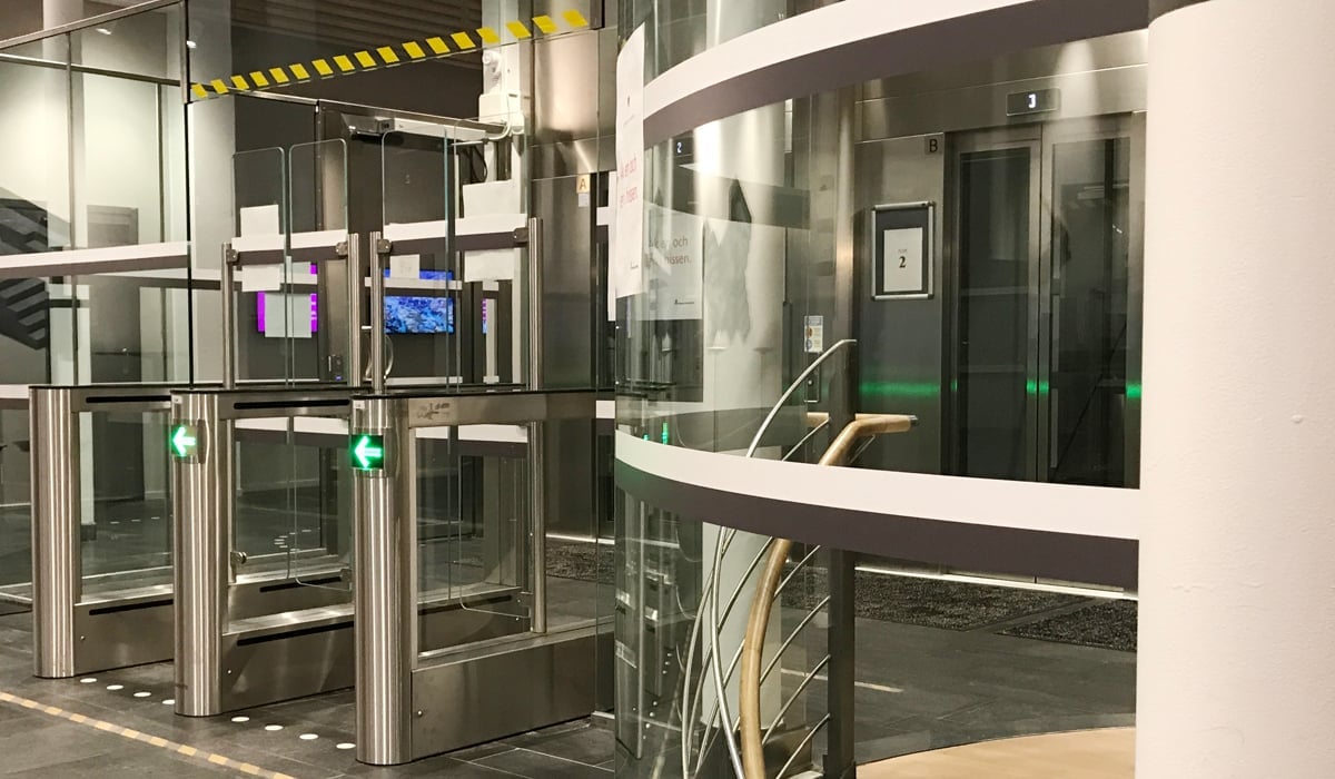 En stor byggnad med en massa trappor inuti.