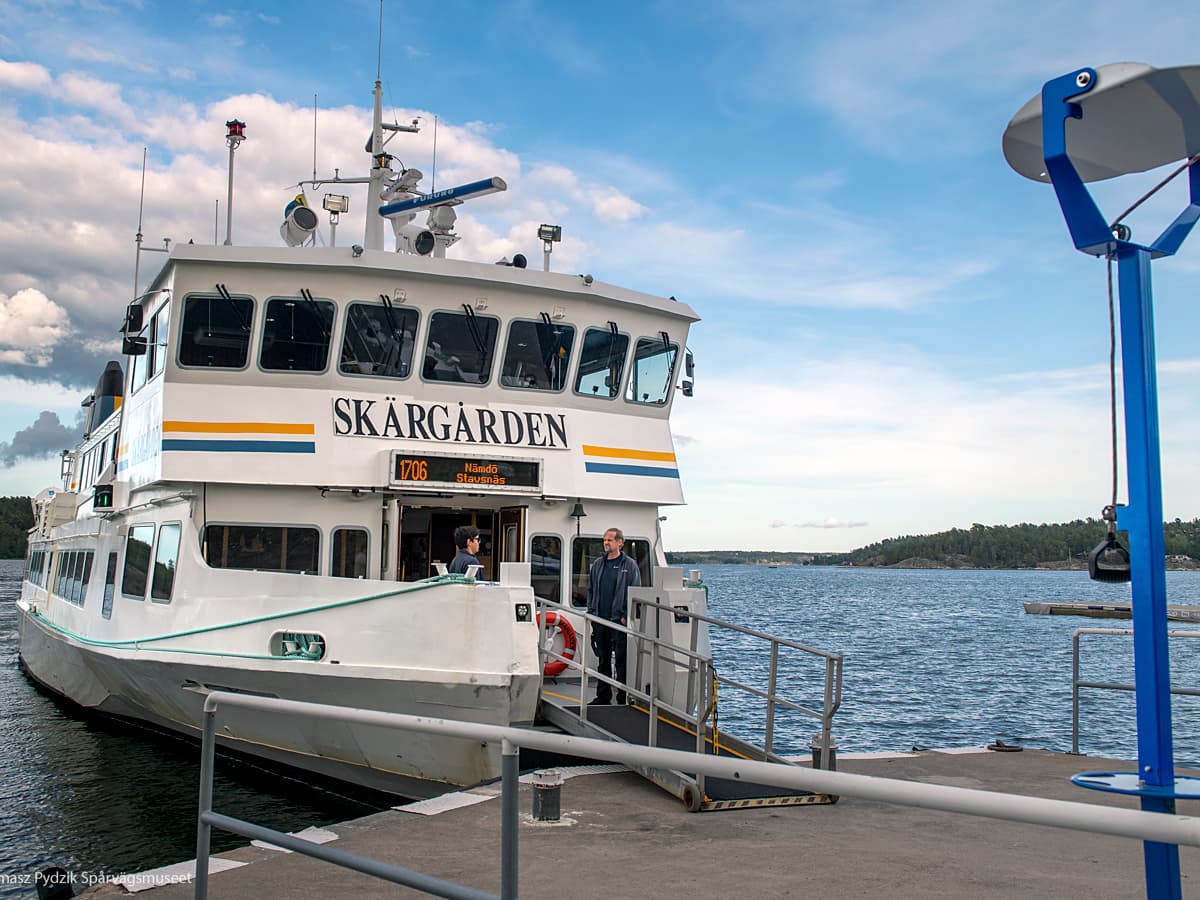 Bild på skärgårdsfärja vid kajplats
