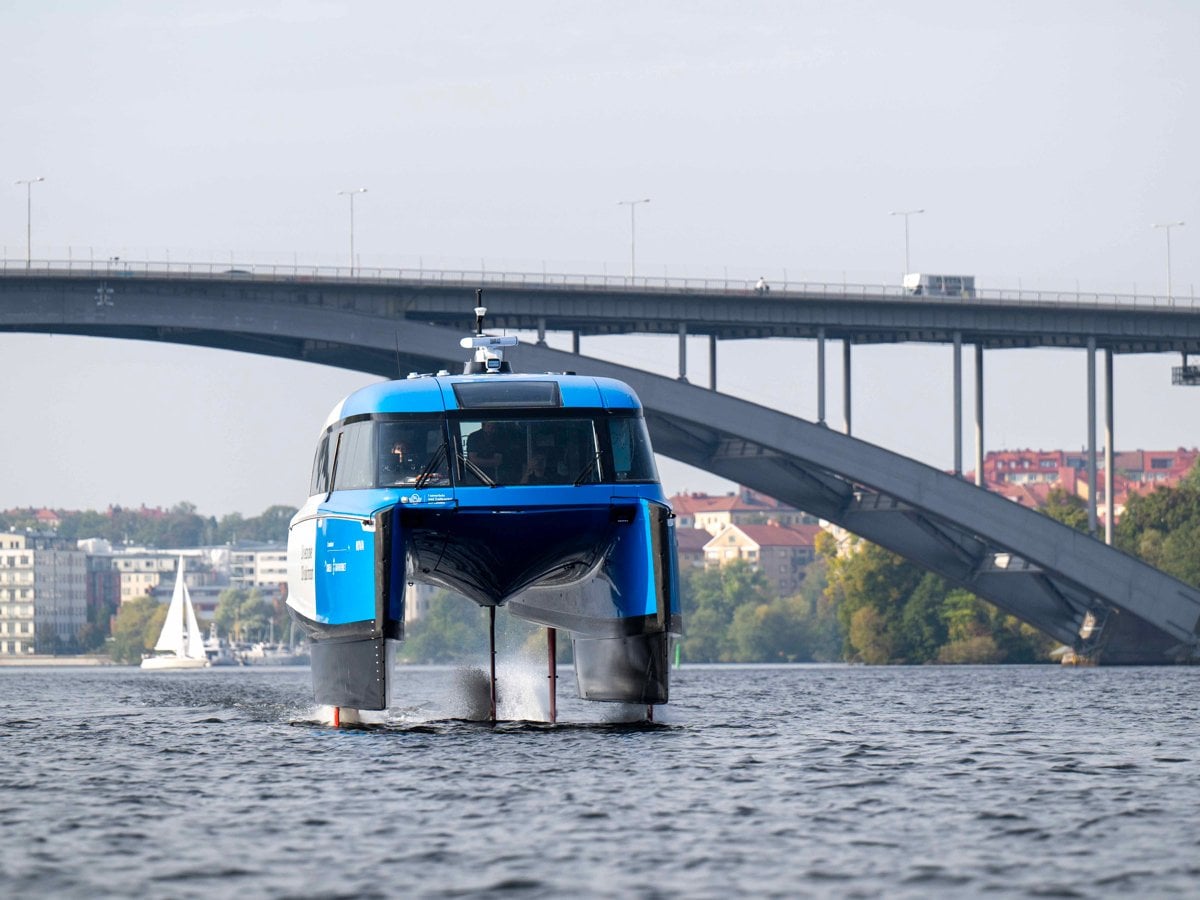 Bild på bärplansbåten Nova när den svävar över vatten.