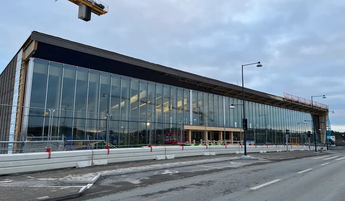 Fasaden runt stationsentrén får panel och har glas utanpå.